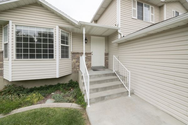 Cost of White Vinyl Siding Replacement in Redding